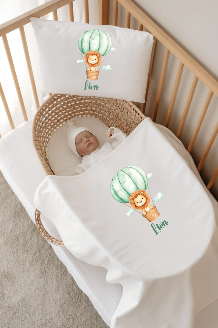 Gepersonaliseerde babybedset met luchtballon en leeuw, perfect voor newborns en originele ontwerpen.