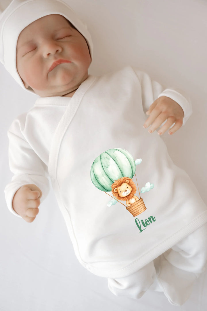 Gepersonaliseerd babyrompertje met leeuw in luchtballon, ideaal voor pasgeborenen.