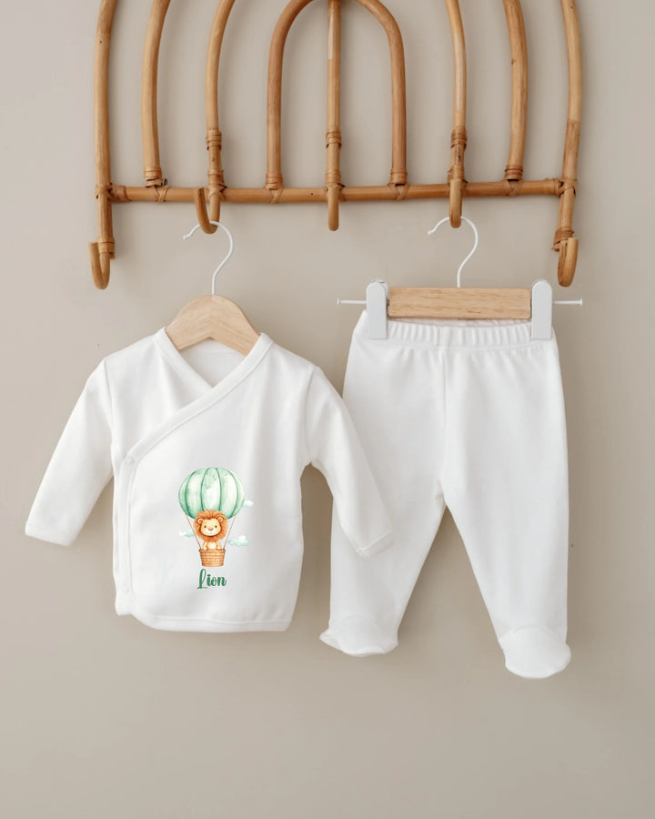 Gepersonaliseerde babyset met leeuw in luchtballon, bestaande uit een romper en broek voor jongens en meisjes.