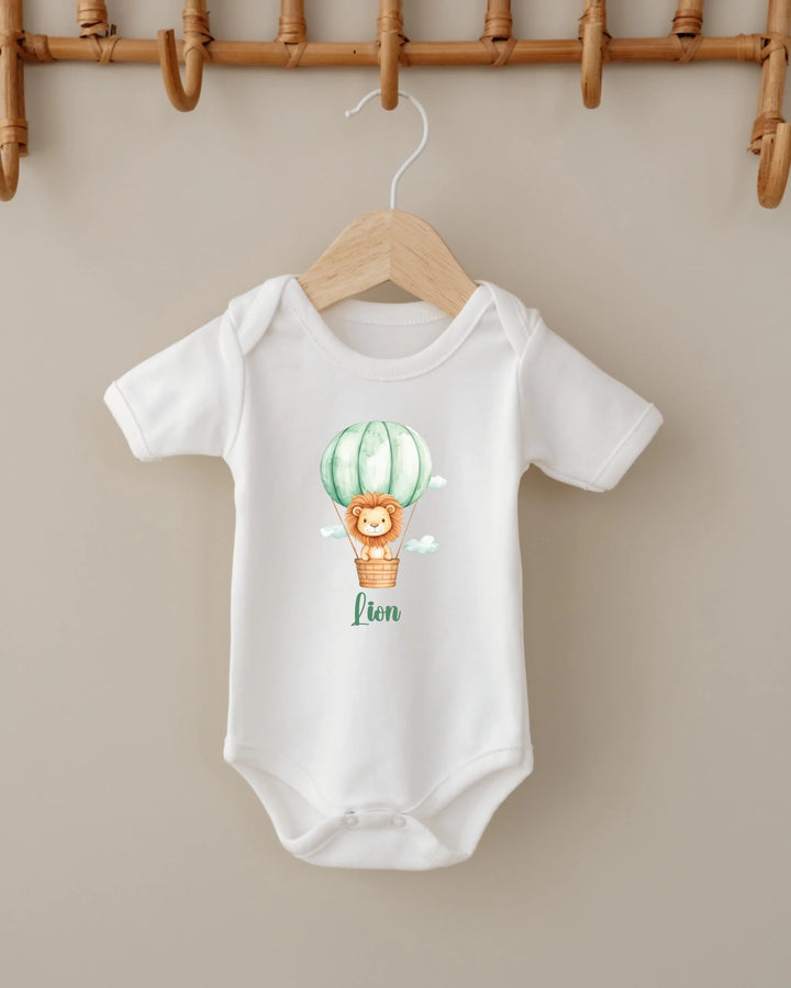 Witte romper met lion ontwerp en luchtballon, gepersonaliseerd voor baby's in 12-delige kledingset.