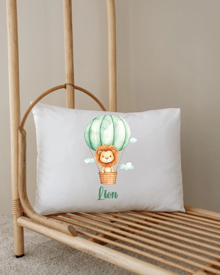 Schattig kussen met een leeuw in een luchtballon, ideaal voor babykamers en unieke babycadeaus.