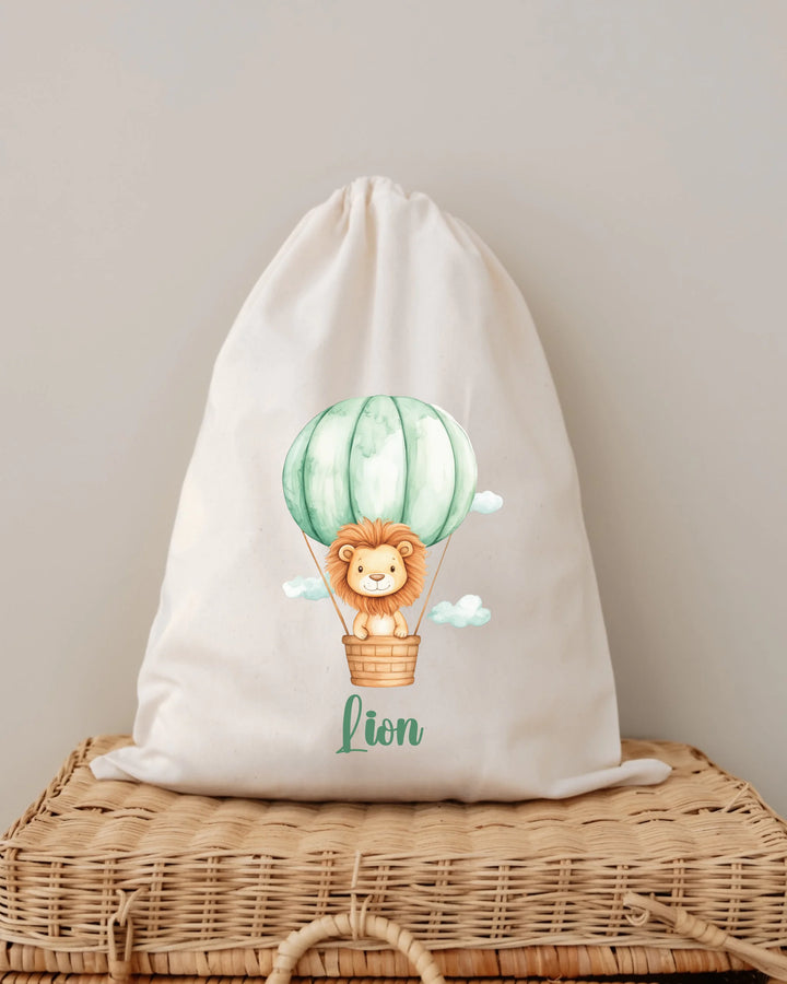 Gepersonaliseerde tas met een leeuw in een luchtballon en naam, perfect voor babykleding.