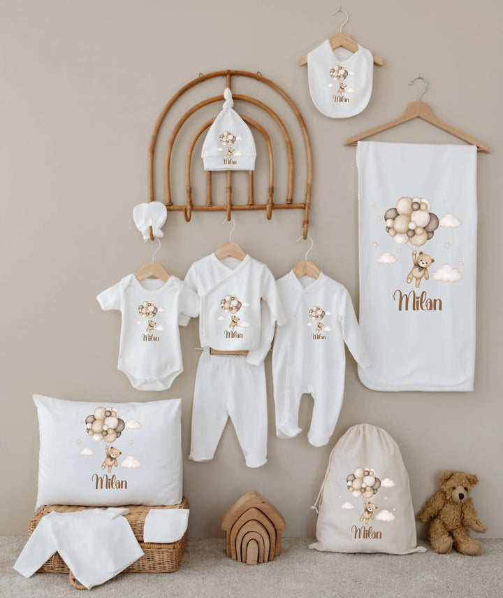 Gepersonaliseerde 12-delige babyset met naam Milan, inclusief romper, mutsje, en dekens met schattige ballonbeer.
