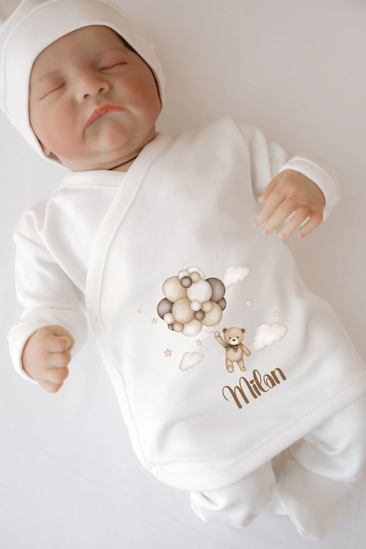 Gepersonaliseerd geboortepakje met ballonbeer en naam Milan, perfect voor newborn jongens.