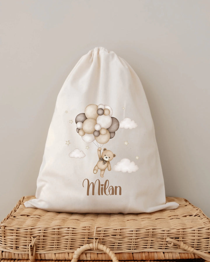 Babykleding tasje met ballonbeer en de naam Milan, perfect voor een persoonlijke touch in de kinderkamer.