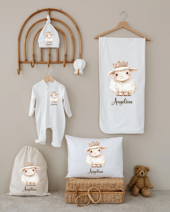 Lammeren gepersonaliseerde 6-delige newborn set met naam Angelina, inclusief kleding en accessoires.