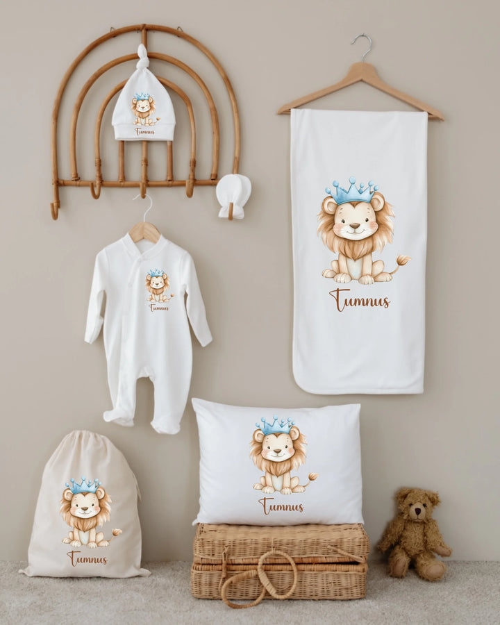 Gepersonaliseerde 6-delige newborn cadeauset met leeuw en kroon, perfect voor baby’s van 0-3 maanden.