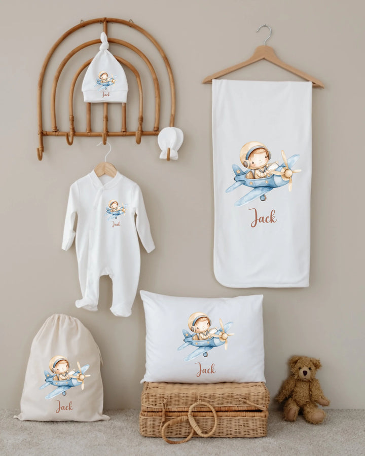 Gepersonaliseerde newborn cadeauset met vliegtuigdesign en naam Jack voor jongens, perfect kraamcadeau.