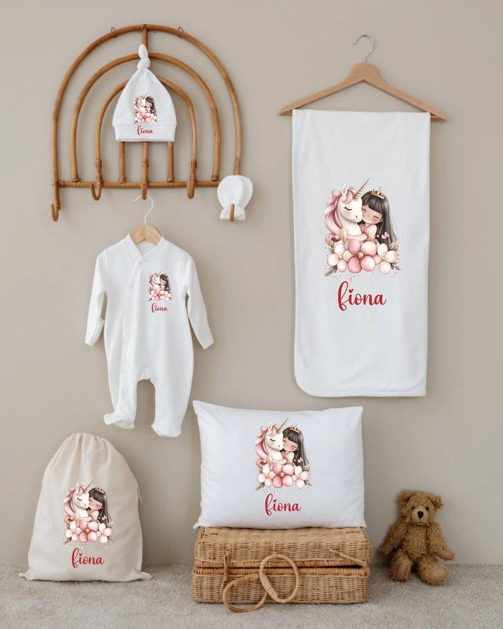 Gepersonaliseerde 6-delige newborn cadeauset met eenhoorn en meisje, naam 'Fiona' op babykleding en accessoires.