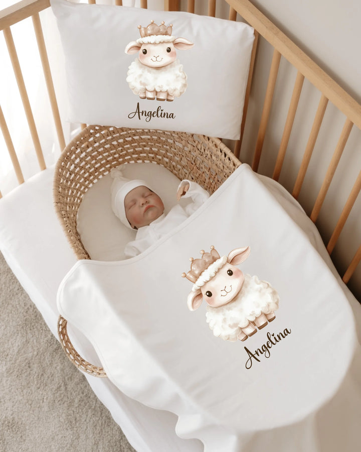 Lammeren gepersonaliseerde newborn set met lammetje en naam Angelina voor baby's van 0-3 maanden.