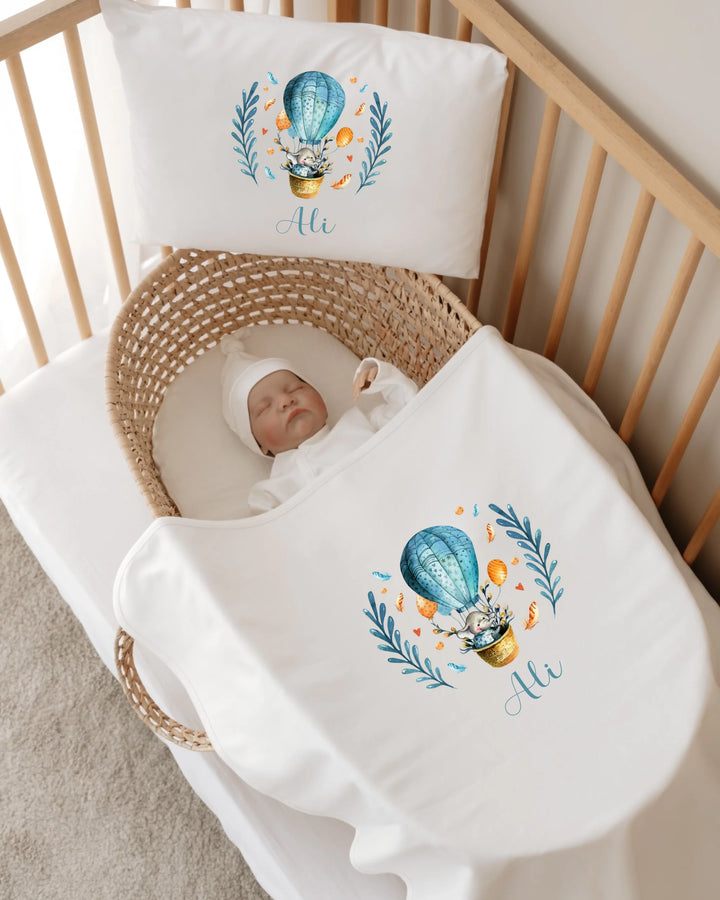 Luchtballon babybedset met gepersonaliseerde naam Ali in zachte kleuren voor newborns.