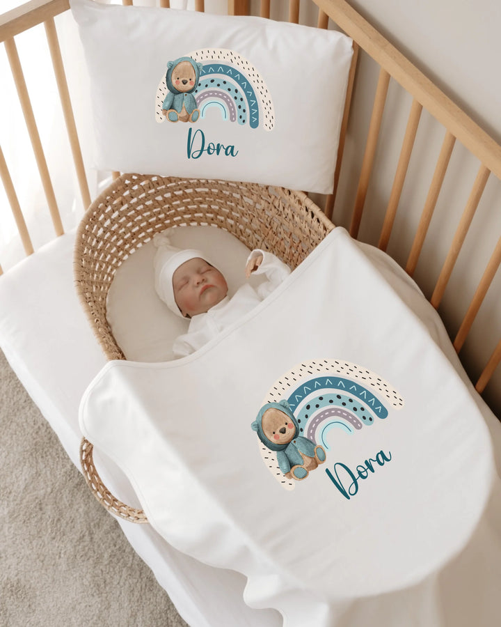 Gepersonaliseerde babyset met regenboog en beertje, perfect voor newborn meisje, zachte katoenen materialen.