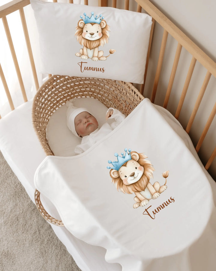 Gepersonaliseerde newborn set met schattig leeuwtje en naam, perfect voor babybedje.