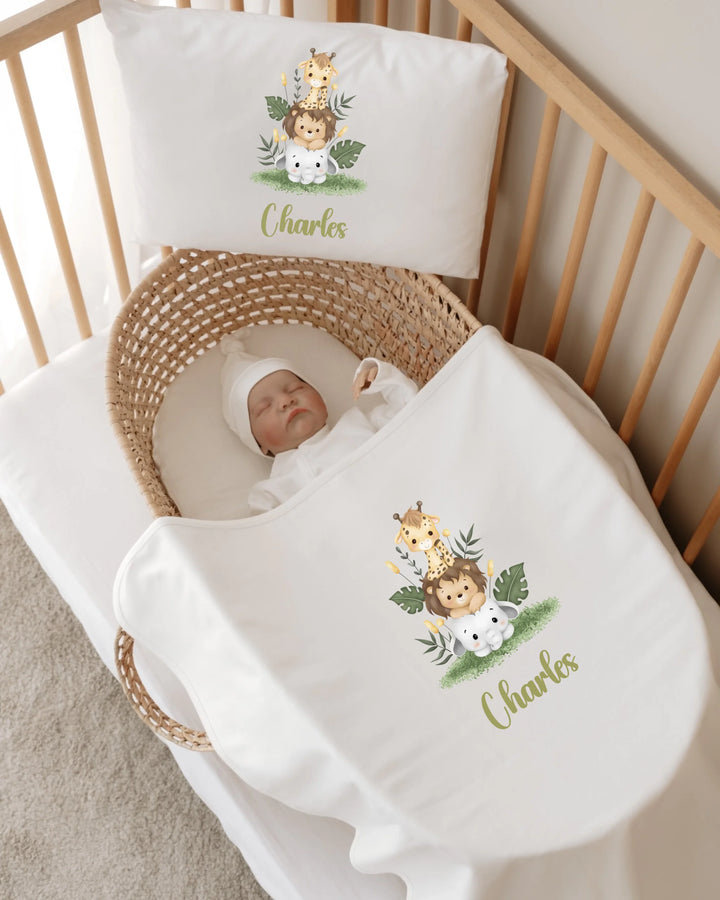 Gepersonaliseerde safari babyset met naam 'Charles' voor newborn in wieg met schattige dierenprint.