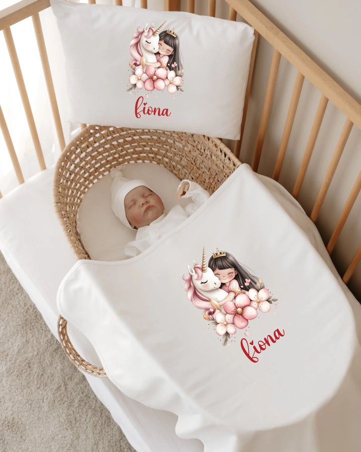 Gepersonaliseerde newborn set met naam Fiona, schattige eenhoorn en meisje voor pasgeborenen in wieg.