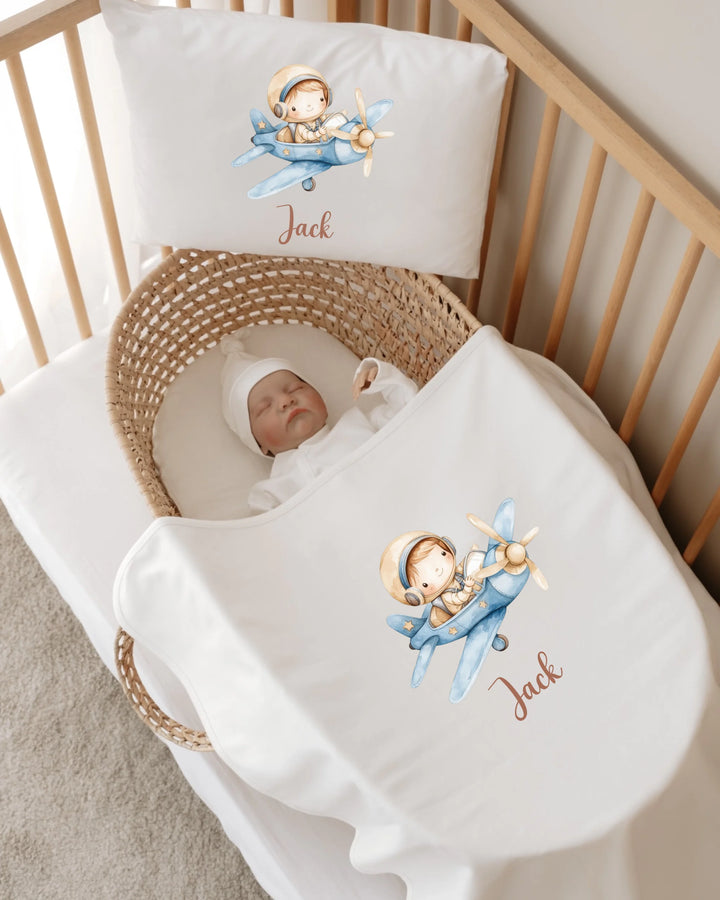 Gepersonaliseerde babydeken en kussen met vliegtuigillustratie en de naam Jack voor newborns