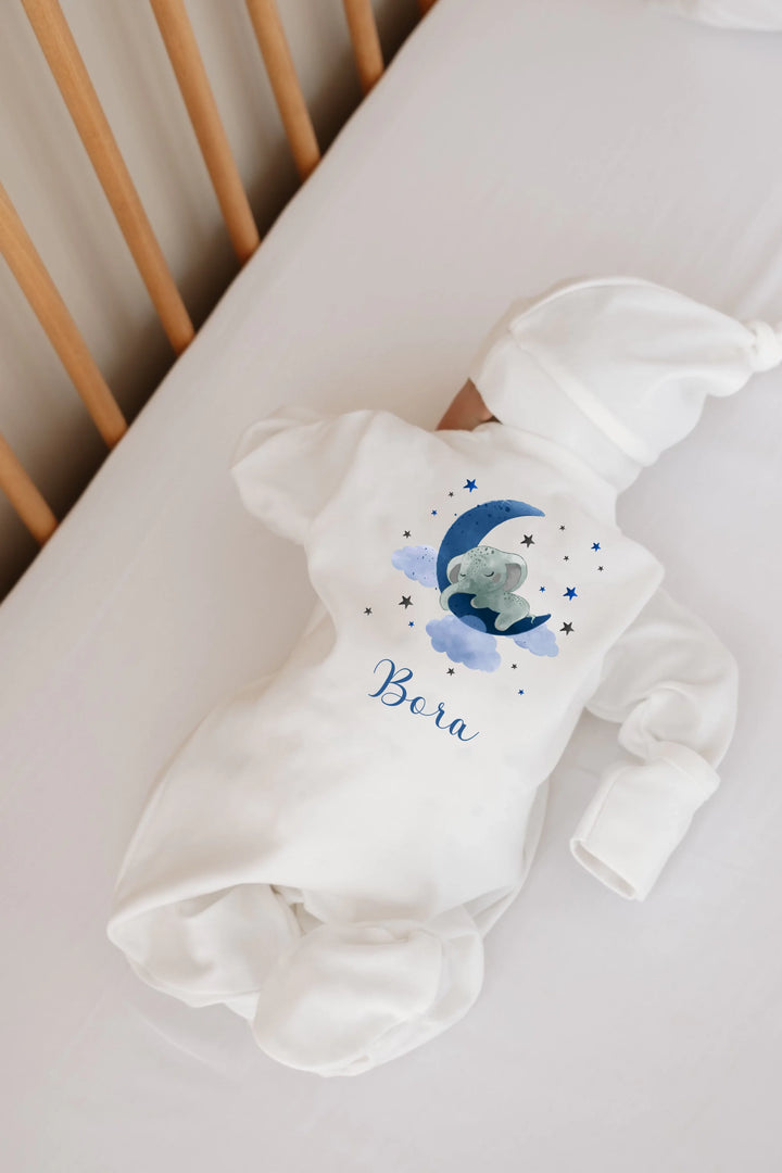 Gepersonaliseerde newborn pyjama met blauwe olifant en maan, naam Bora, perfect voor baby's van 0-3 maanden.