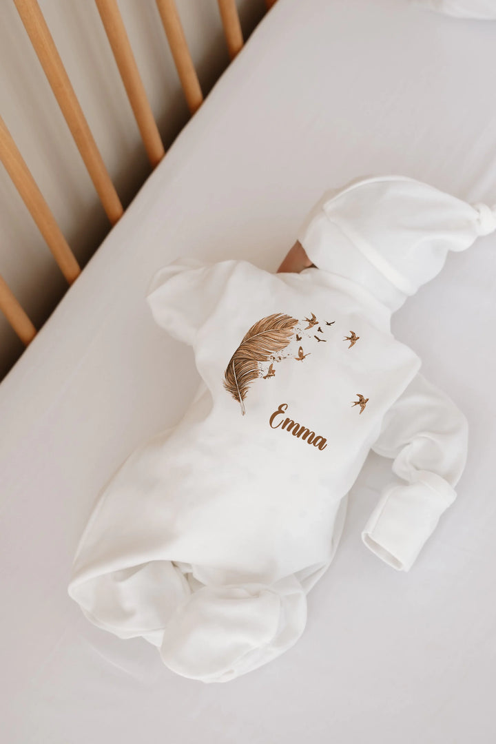 Gepersonaliseerde babyset met naam Emma, featuring bruin veer- en vogelmotief, perfect voor newborns.