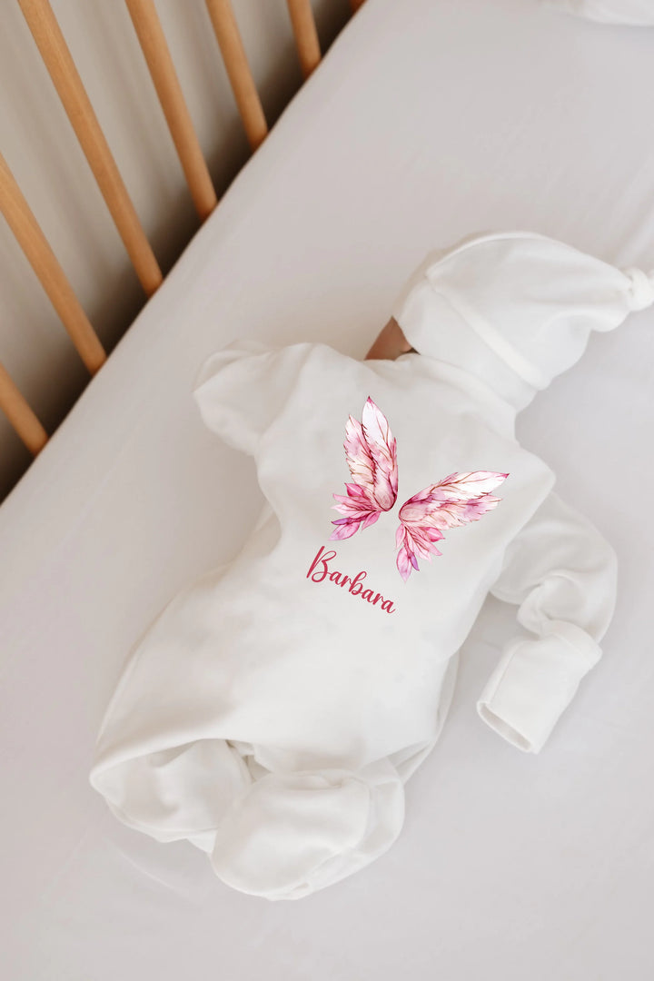 Gepersonaliseerde newborn babyoutfit met roze vleugels en de naam Barbara, 100% zacht katoen.