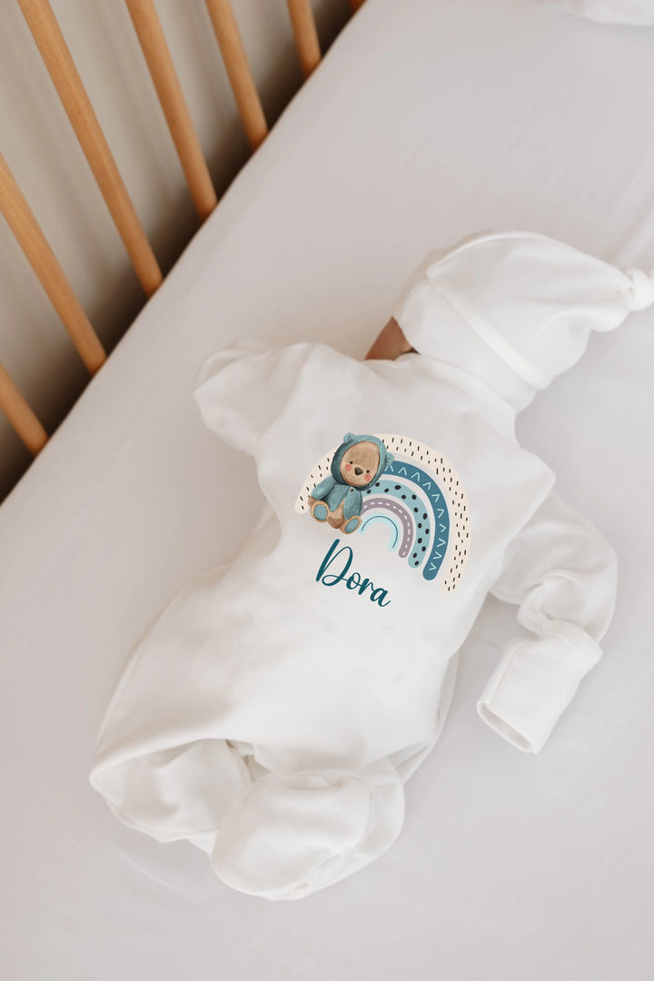 Gepersonaliseerde newborn romper met regenboog en beertje, voor pasgeboren meisje Dora.
