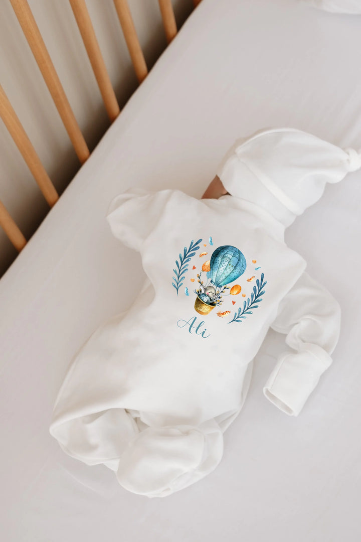 Gepersonaliseerde newborn outfit met luchtballon ontwerp en naam 'Ali', perfect voor baby's van 0-3 maanden.