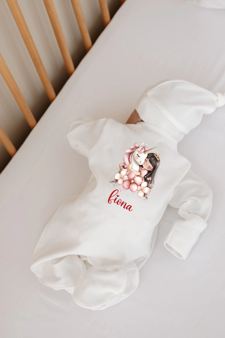 Gepersonaliseerde baby overall met eenhoorn en naam 'Fiona', geschikt voor pasgeborenen.