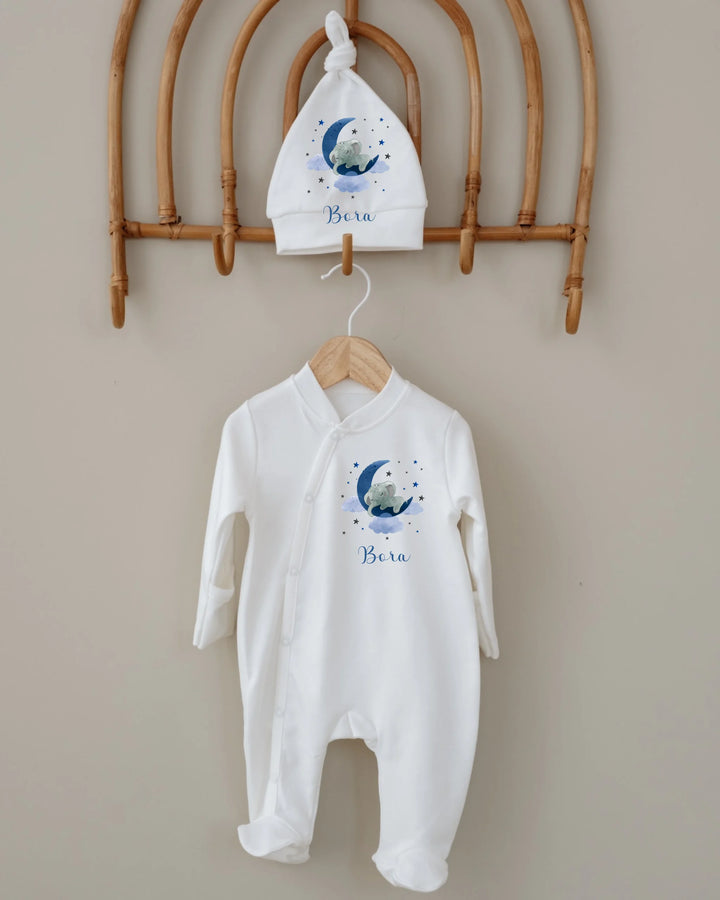 Gepersonaliseerde babyset met naam op romper en muts, blauwe maan design, perfect voor newborns.