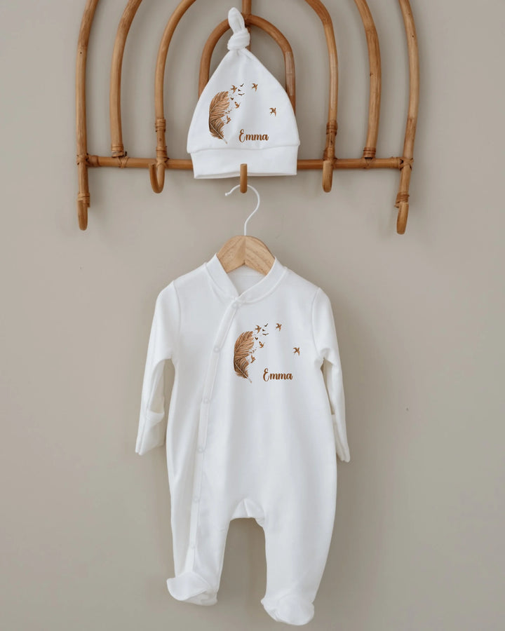 Gepersonaliseerde babyset in wit met bruin veer- en vogelmotief, perfect voor newborns.