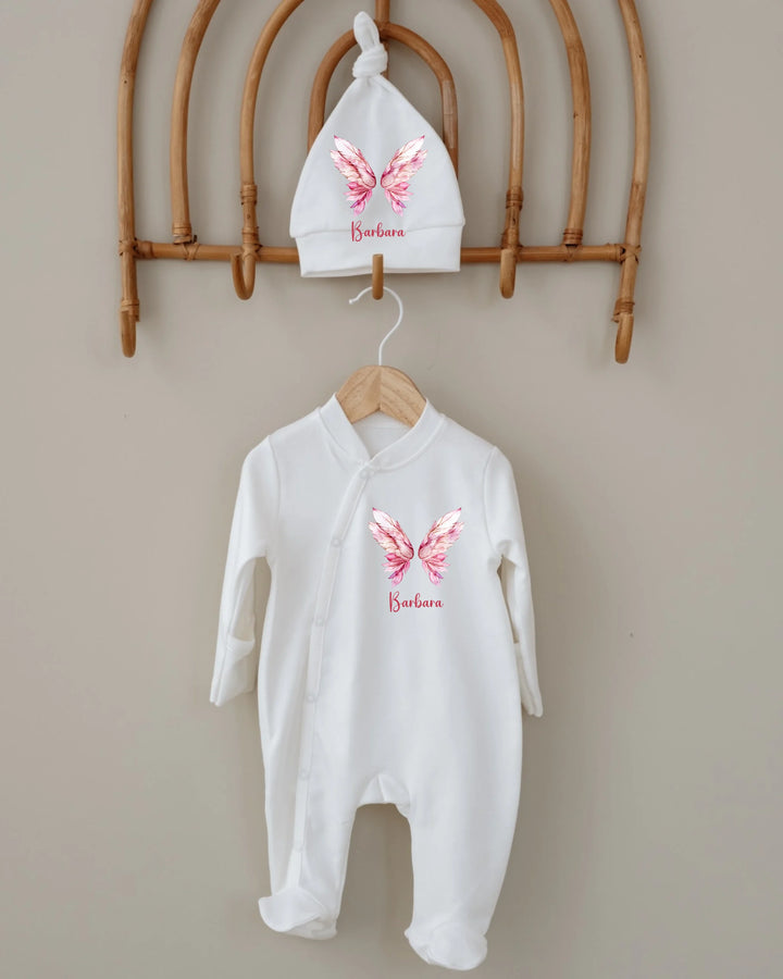 Gepersonaliseerde newborn babyset met roze vleugels en naam, geschikt voor 0-3 maanden, 100% katoen.