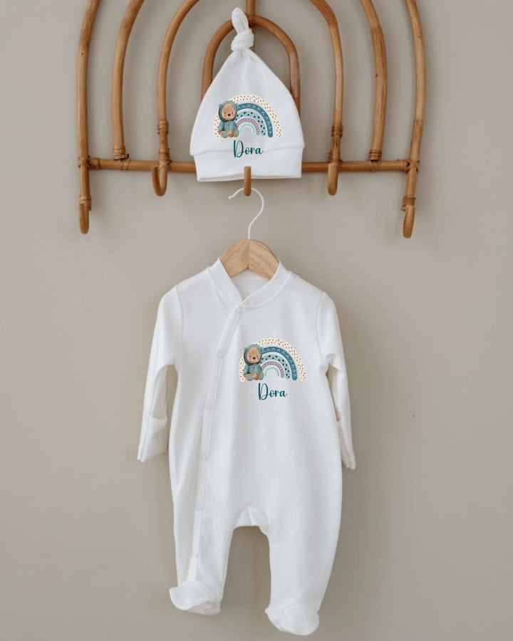 Gepersonaliseerde babyset met naam, schattige regenboog en beertje, ideaal voor pasgeboren meisjes 0-3 maanden.