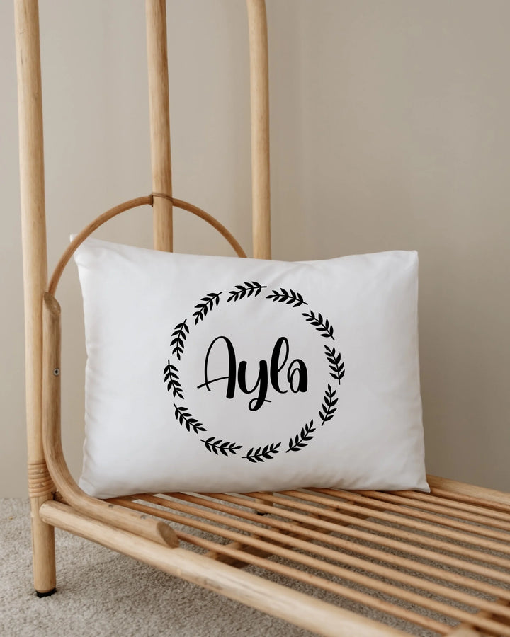 Gepersonaliseerd kussen met de naam Ayla en een minimalistische cirkel van takkenprint