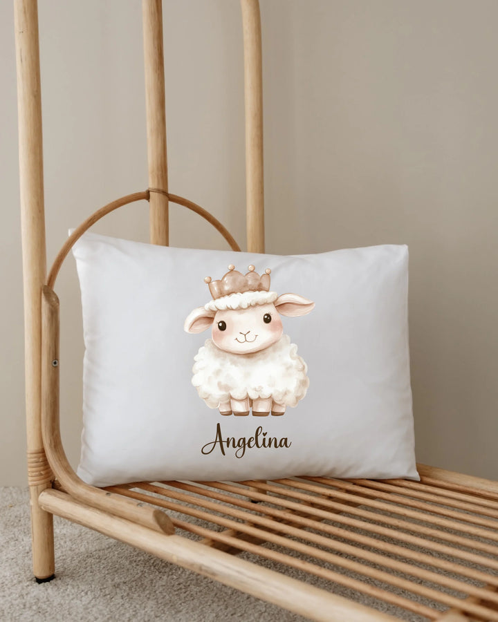 Gepersonaliseerd kussen met schattig lammetje en naam 'Angelina', perfect voor newborn babykamers.