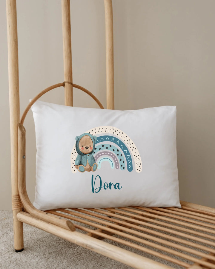 Gepersonaliseerd kussen met schattig beertje en regenboogdesign, ideaal voor babykamer decoratie.