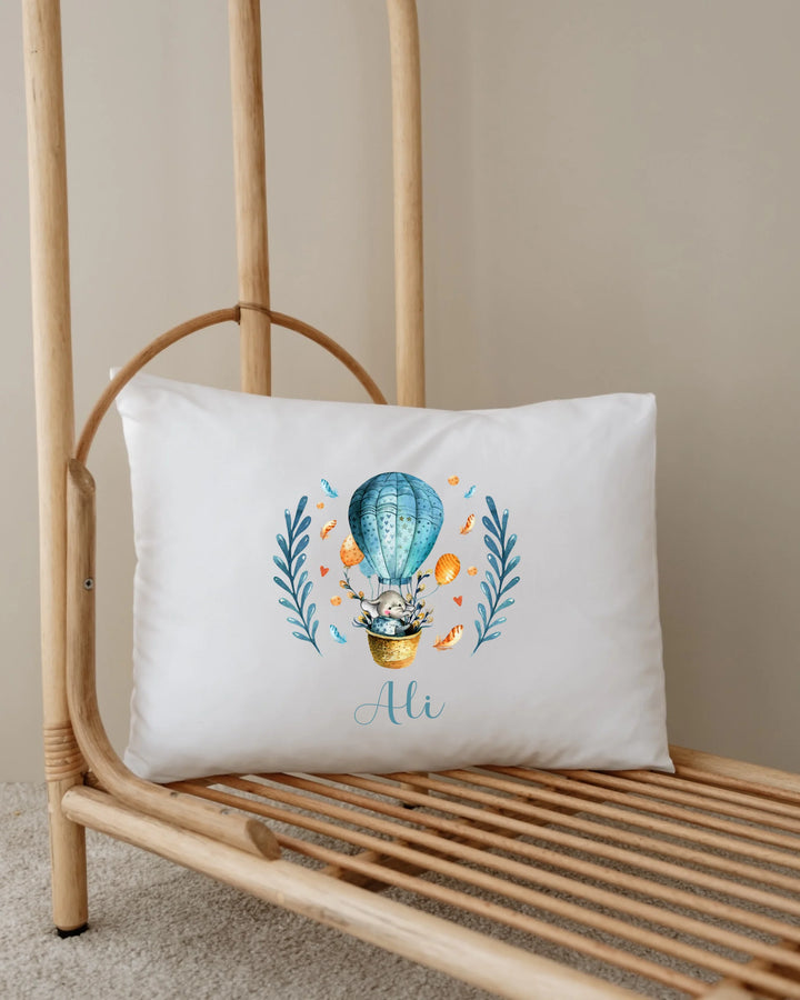 Gepersonaliseerd kussen met luchtballon ontwerp en naam Ali, perfect voor newborns in zachte kleuren.