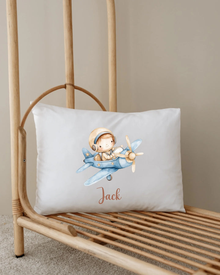 Gepersonaliseerd kussen met vliegtuig ontwerp en naam Jack, perfect voor een kinderkamer decor.
