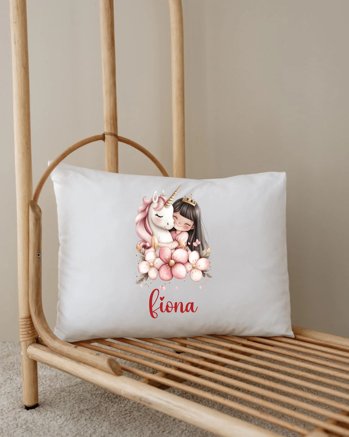 Gepersonaliseerd babykussen met een eenhoorn en meisje, naam 'fiona', perfect voor newborns.