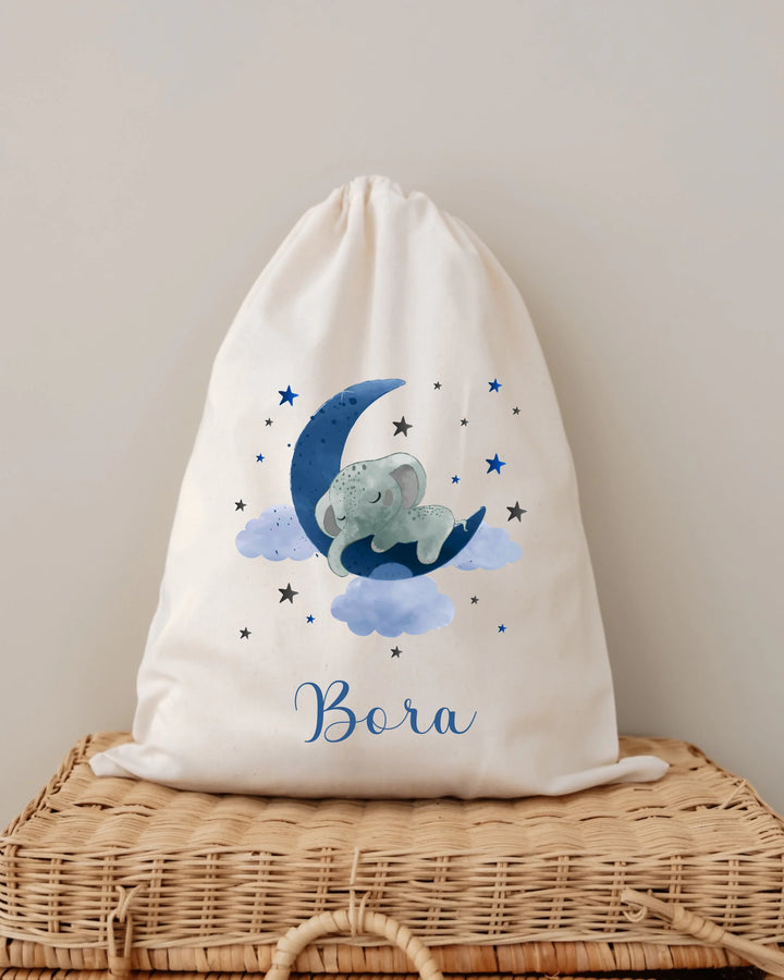 Gepersonaliseerde opbergzak met blauwe olifant op de maan en naam Bora, perfect voor newborn babyspullen.