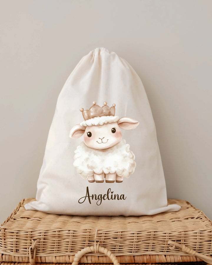 Gepersonaliseerde deelnemer met lammetje en naam 'Angelina' in zachte stoffen tas.