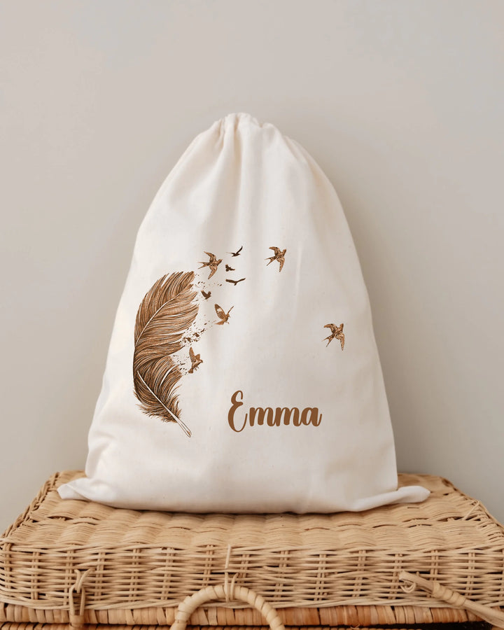 Gepersonaliseerde tas met bruin veermotief en de naam 'Emma', ideaal voor babyaccessoires.