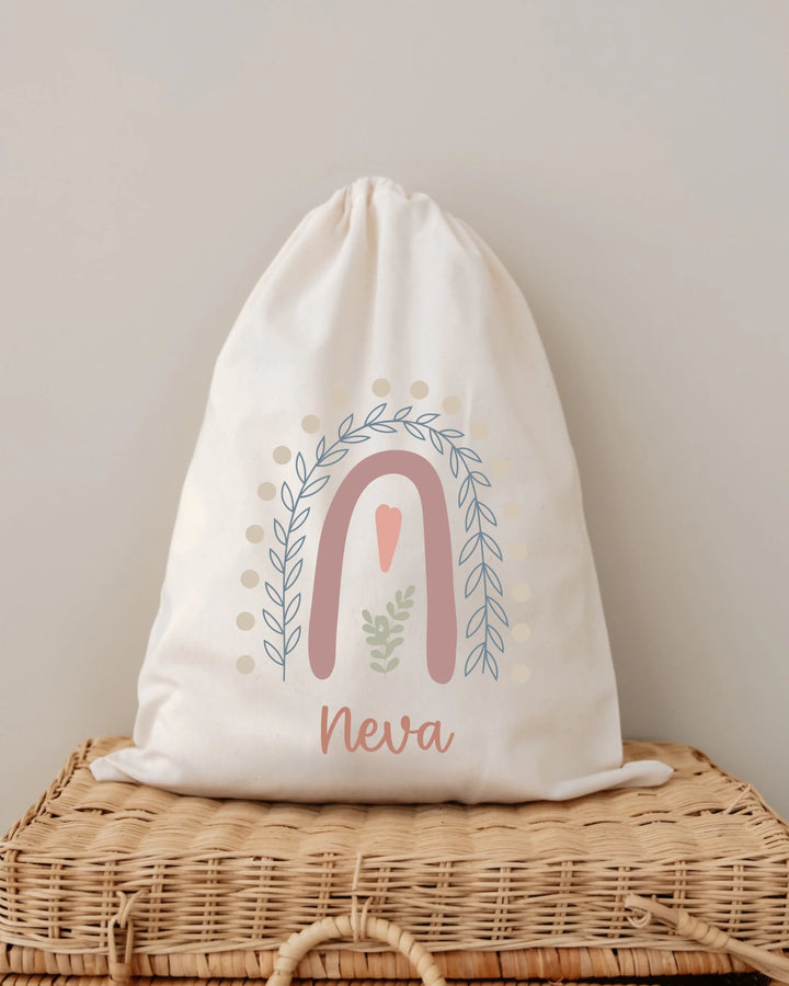 Gepersonaliseerde stoffen tas met pastelregenboog en naam Neva, perfect voor newborn set.