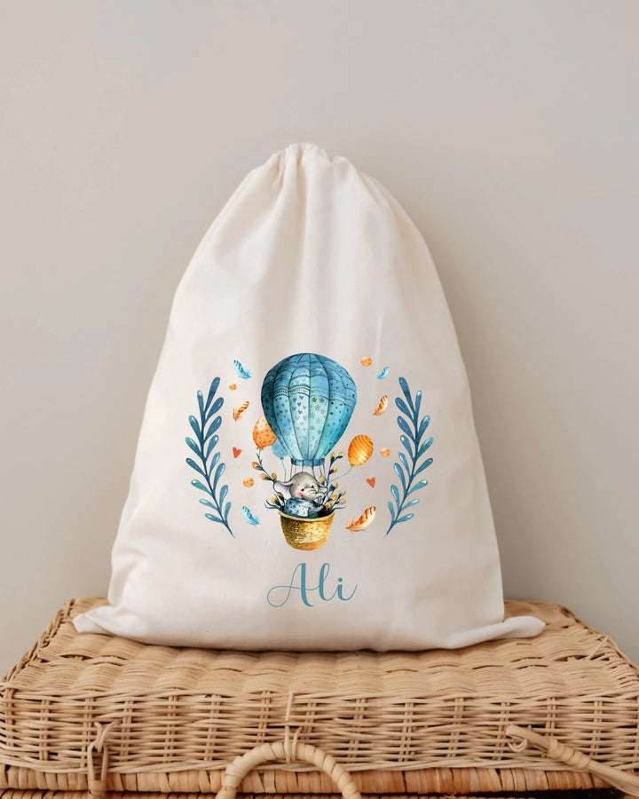 Gepersonaliseerde luigansmet luchtballon ontwerp voor newborn met naam Ali in zachte kleuren.