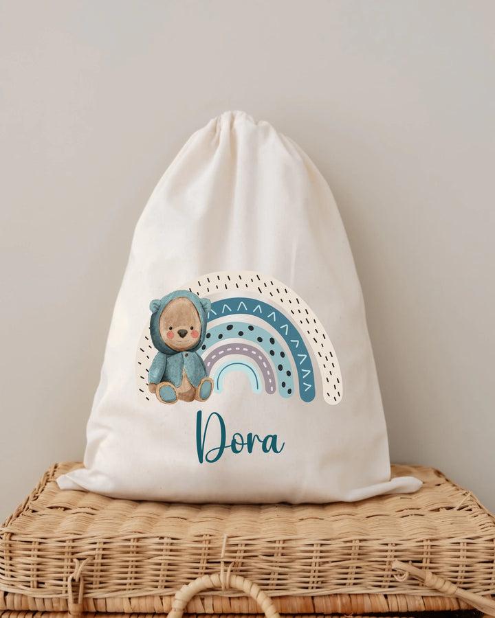 Gepersonaliseerde tas met schattig beertje en regenboogdesign, ideaal voor newborn meisjes.