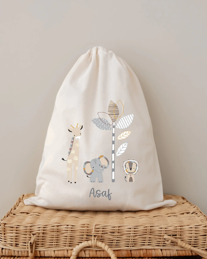 Gepersonaliseerde stoffen zak met safari dieren en de naam Asaf, perfect voor newborns.