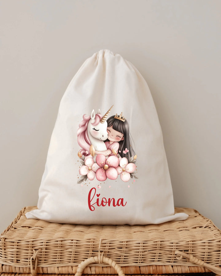 Gepersonaliseerde katoenen tas met een eenhoorn en meisje, naam 'Fiona', perfect voor newborn cadeaus.
