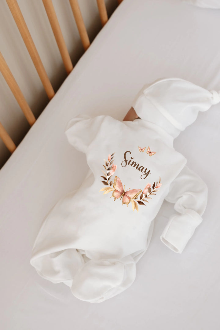 Gepersonaliseerd geboortepakje voor meisjes met vlinderprint en naam, ideaal als kraamcadeau.