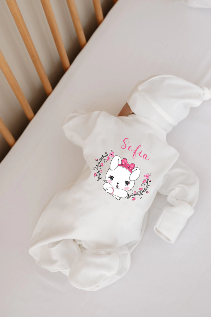 Gepersonaliseerde geboortepakje voor meisje met konijntje en naam Sofia, perfect als newborn cadeau.