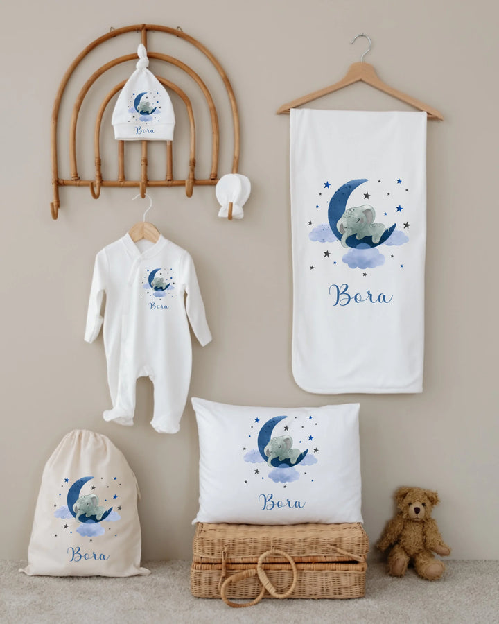 Gepersonaliseerde newborn cadeauset met blauwe olifant en naam Bora, perfect voor baby's met een dromerige uitstraling.