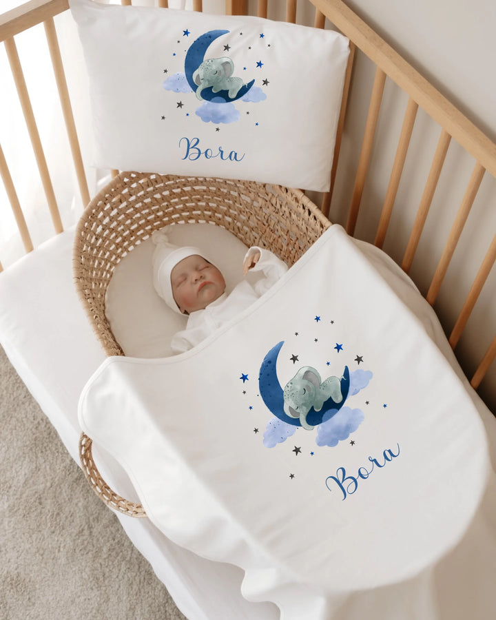 Gepersonaliseerde babyset met blauwe olifant op maan, geschikt voor newborns, met naam Bora.