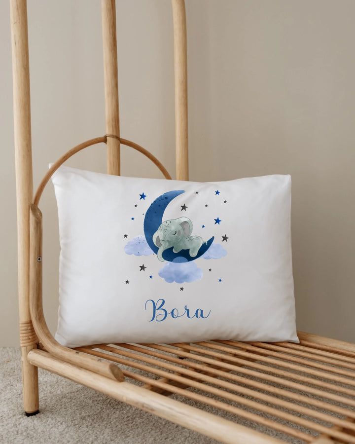 Gepersonaliseerd kussen met blauwe olifant op maan en naam Bora, perfect voor baby's slaapkamer.