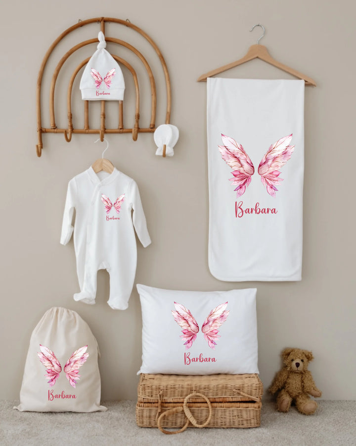 Gepersonaliseerde 6-delige newborn babyset met roze vleugels en naam Barbara, perfect voor meisjes.
